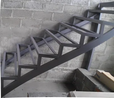 Лестница открытого типа из листа металла.