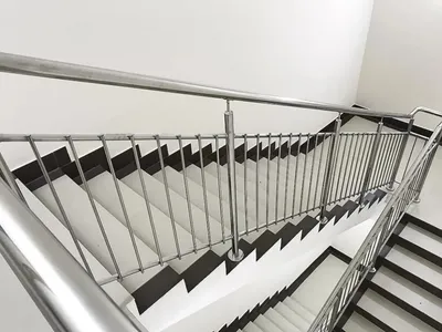 Поворотная лестница из металла и двухмаршевые металлические лестницы