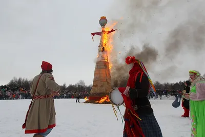 Чучело масленицы с узорами под хохлому | Чучело, Поделки в колледже,  Детсадовские художественные проекты