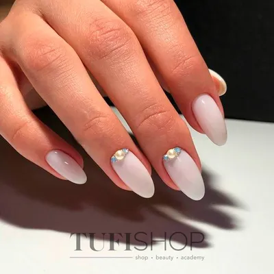 Milky nails дизайны 2021-2022: как создать самый трендовый маникюр  молочными базами, топами и гелями