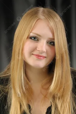 Foto Stock Портрет молодой девушки на белом фоне | Adobe Stock