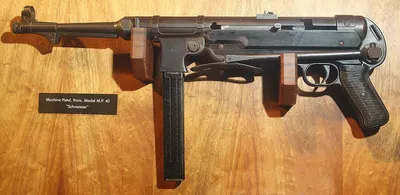 File:MP 40 Schmeisser Machine pistol- randolf museum.jpg - Wikipedia