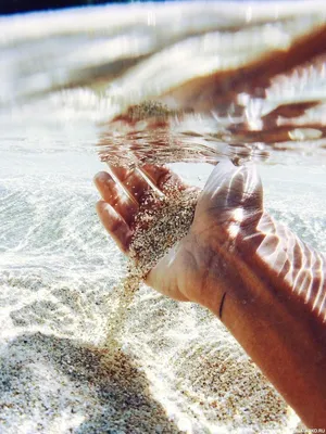 Рука с высыпающимся песком под водой — Картинки и авы | Картинки песка,  Летние фото, Пляжный пейзаж