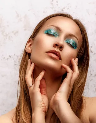 Новогодний макияж 2021 и идеальные украшения: beauty-гид от Zlato.ua