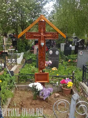 Резной крест с Распятием из Дымовского гранита на могилу заказать в Москве