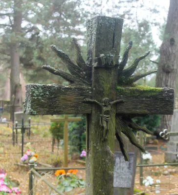 Фото и крест с могилы после установки памятника, куда его девают