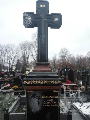 Памятник крест на могилу из гранита и гранитный крест в Минске