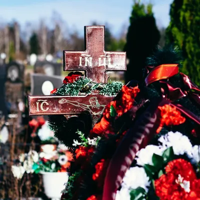 Кресты на кладбище стоковое изображение. изображение насчитывающей женщина  - 34798429