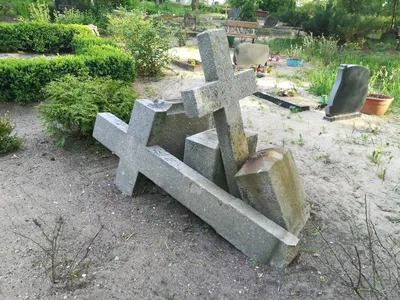 Старый крест на кладбище в Англии Стоковое Фото - изображение насчитывающей  могила, темно: 147125266