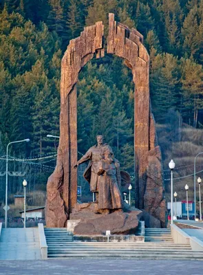 Скульптурная группа «Основателям города Ханты-Мансийска»