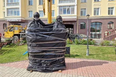 Памятник беременной женщине в Томске