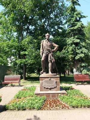 File:Ulyanovsk pamyatnik Leninu (2).jpg - Wikimedia Commons
