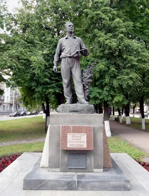 Памятник Нариману Нариманову (Ульяновск) - Wikiwand