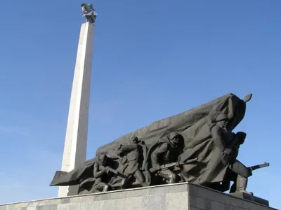 Файл:Памятник Петру и Февронии (1) (Ульяновск).jpg — Википедия