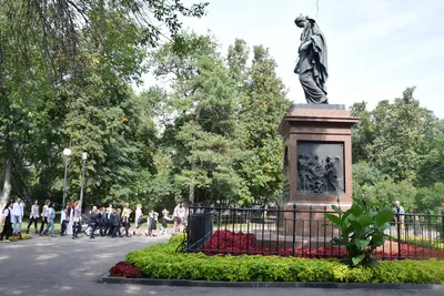 File:Памятник Петру и Февронии (Ульяновск) (3).jpg - Wikimedia Commons