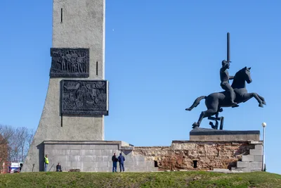 В Великом Новгороде начал разрушаться Монумент Победы