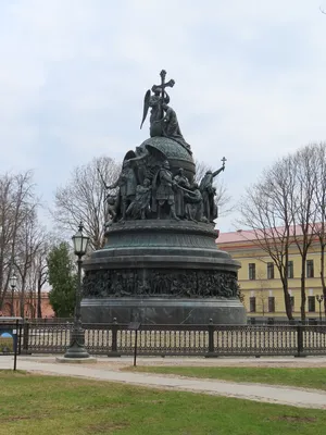 Памятник рисующему мальчику в городе \"Великий Новгород\"