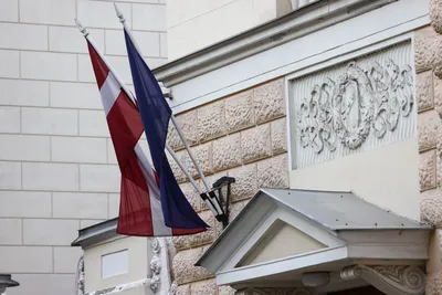 Латвия прекратила выдачу виз въезжающим из России на фоне событий с ЧВК —  РБК