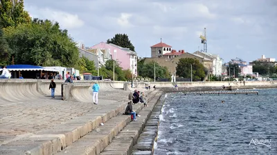 Видео “Евпатория набережная, пляж, море и крымские барабанщики. Театральная  площадь. Крым сегодня.” на сайте – города Евпатория – evpatoria.citysn.com