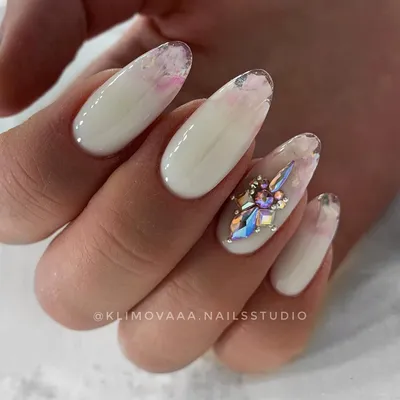 Коррекция нарощенных ногтей💅🏼 Классический белый френч в необычном  исполнении😍 Стерильность инструментов 💯% | Instagram