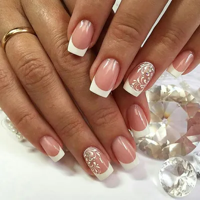 Malika_nails - Модный французский маникюр 🤩 Классический белый французский  маникюр как всегда остается на олимпе. Нежный и утонченный белый френч  будет уместным в любом женском образе, начиная от делового стиля и  заканчивая