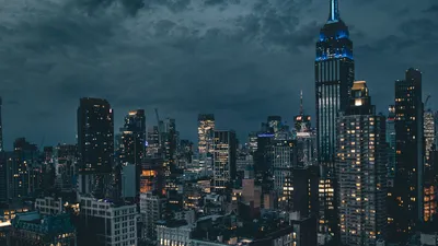 Скачать 3840x2160 ночной город, небоскребы, огни города, нью-йорк, сша,  ночь, облака обои, картинки 4k uhd 16:9