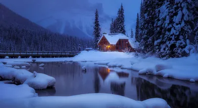 Обои на рабочий стол Зима на озере Emerald Lake Lodge, Yoho National Park,  Canada / Национальный парк Йохо, Канада, by Doug Shearer, обои для рабочего  стола, скачать обои, обои бесплатно