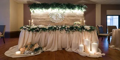 Оформление свадебного стола жениха и невесты. Фото и украшения