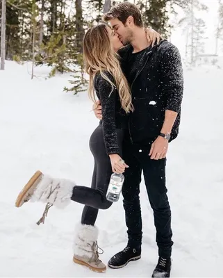 Пара влюбленных на улице зимой Стоковое Изображение - изображение  насчитывающей подарок, обнимать: 164231363