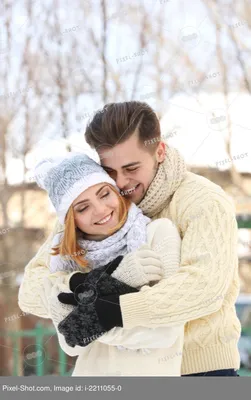 Счастливая молодая пара танцует в парке на зимний день :: Стоковая  фотография :: Pixel-Shot Studio
