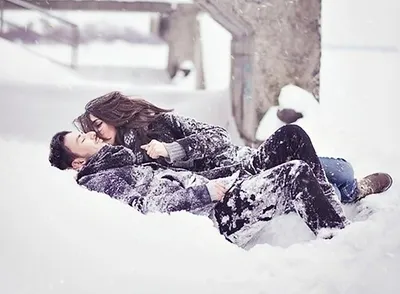 Влюбленная пара с санками в парке в снежный зимний день :: Стоковая  фотография :: Pixel-Shot Studio