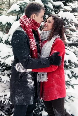 молодая пара зимой, мужчина и женщина, одетые в красные свитера вместе на  вершине горы, покрытой снегом Стоковое Изображение - изображение  насчитывающей утеха, мужчины: 234581395