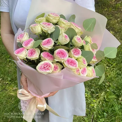 Букет 35 светлых кустовых пионовидных роз с доставкой в Санкт-Петербурге.