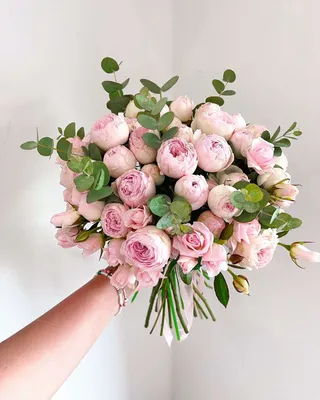 Купить 🌹 Букет в розовой гамме из пионовидных роз Silva Pink и  ранункулюсов Clooney | Цветочная мастерская Sanfloro