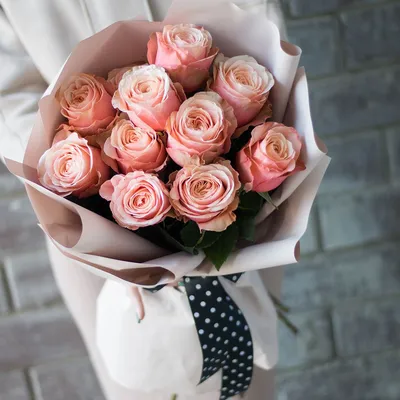 Свежих 25 кустовых пионовидных роз Джульетта в крафте по цене 14575 ₽ -  купить в RoseMarkt с доставкой по Санкт-Петербургу