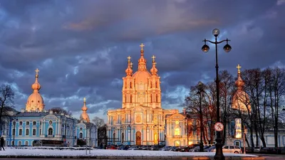 Обои деревья, санкт-петербург, смольный собор, фонарь картинки на рабочий  стол, фото скачать бесплатно