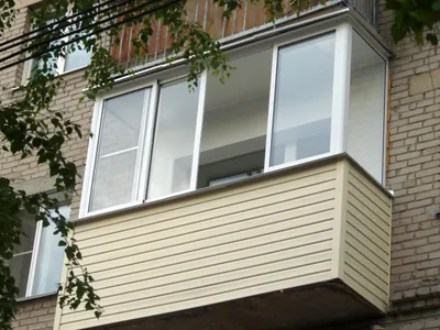 Остекление П-образных балконов пластиковыми окнами Rehau: цены от  производителя