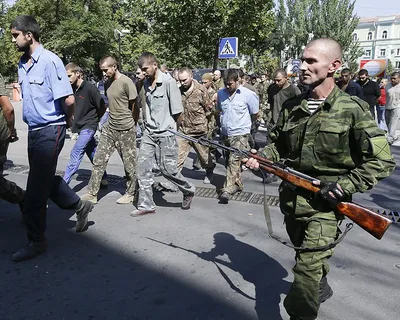 Советские военнопленные в окружении финских солдат — военное фото