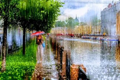 Красивые парочка, мальчик и девочка, обнимающиеся под зонтиком под дождём.  концепция любви и любви Стоковое Фото - изображение насчитывающей  кавказско, черный: 246284676