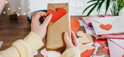 Подарки на 23 февраля своими руками: техника создания необычного презента  для мужчины детям из бумаги, картона, дерева (150 фото-идей)