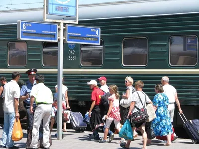 Вид Сбоку Старого Пассажирского Поезда Двигаемого Через Железнодорожный  Вокзал — стоковые фотографии и другие картинки Абстрактный - iStock