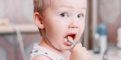 Прорезывание молочных зубов у ребенка: что нужно знать родителям?