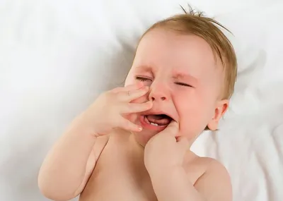 Прорезывание молочных зубов у ребенка: что нужно знать родителям?