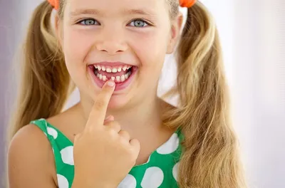 У ребенка режутся зубы: как помочь при прорезывании грудничку, какое  лекарство облегчит боль - Азбука здоровья