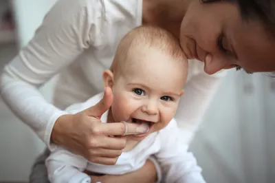 Когда у детей режутся зубы, симптомы и как снять боль новорожденному малышу
