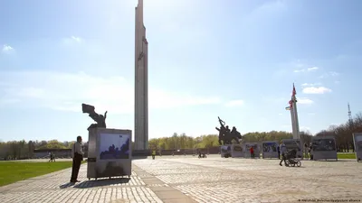 В Риге во время сноса памятника освободителям раскололась скульптура  \"Мать-Родина\" - Российская газета