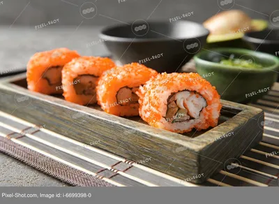 суши на деревянном столе в ресторане вкусные японские блюда суши роллы  Стоковое Фото - изображение насчитывающей плита, восточно: 218359044