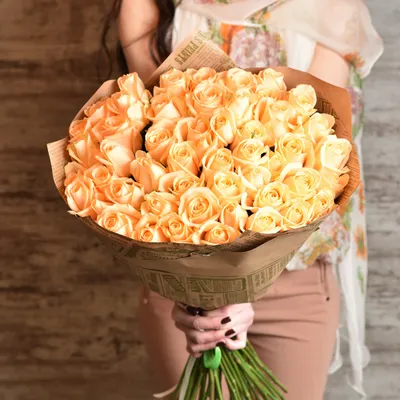 21 белая роза «Аваланж» 60 см в дизайнерской упаковке, артикул: 333040320,  с доставкой в город Воронеж