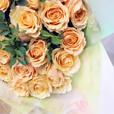 21 белая роза «Аваланж» 60 см в дизайнерской упаковке, артикул: 333040320,  с доставкой в город Воронеж