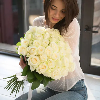 Букет из 101 белой розы Аваланж 70 см купить по выгодной цене в Краснодаре  с доставкой